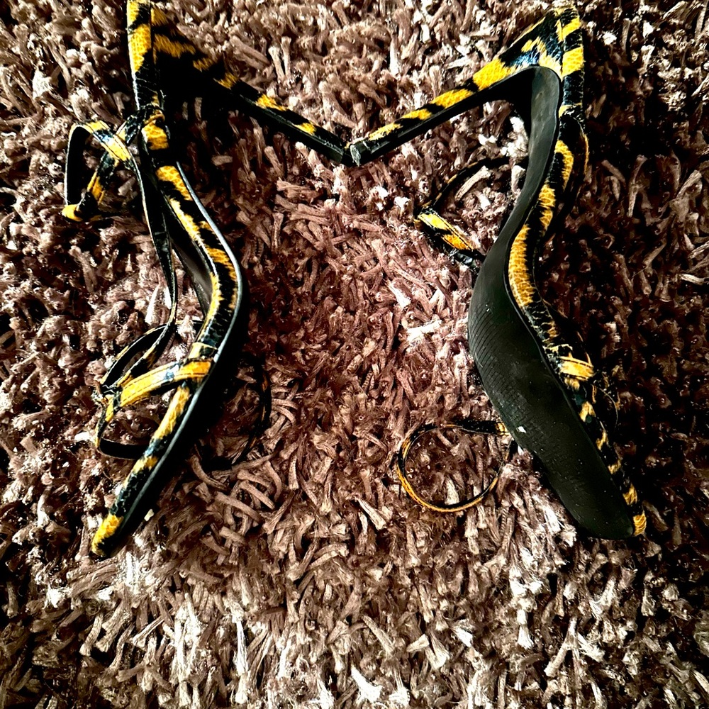 Fashion Nova leopard heels - Picture 3 of 5